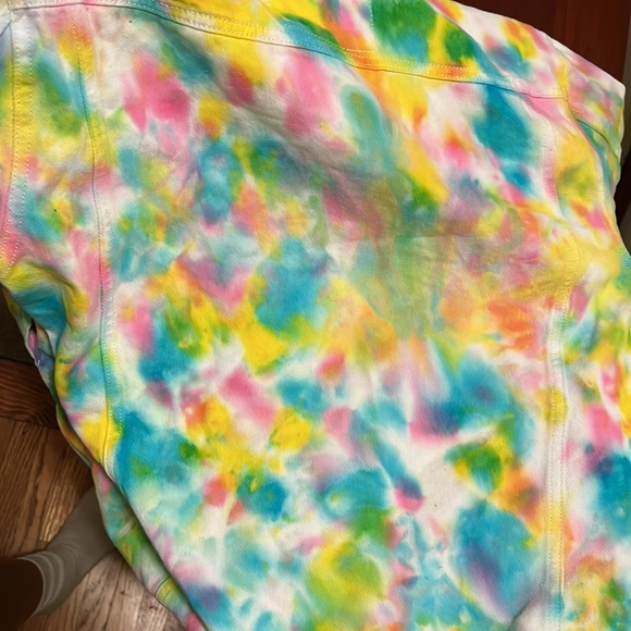 This is very colorful jacket that will go with a fun fit. - Picture 4 of 4